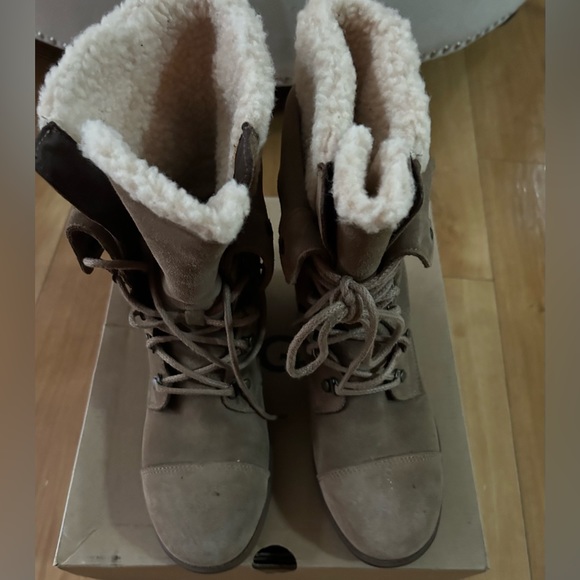 Uggs - Picture 1 of 4